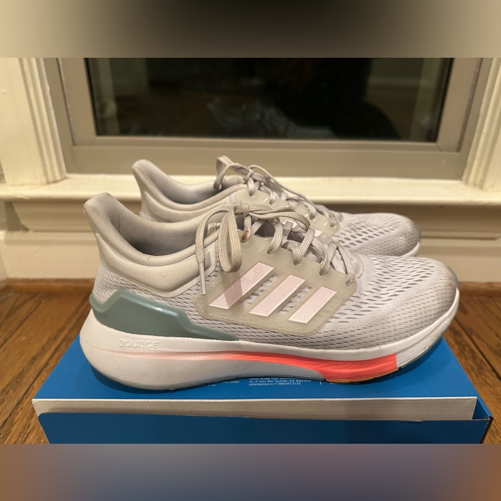 Adidas bounce size 9 athletic shoes. Lightly worn.